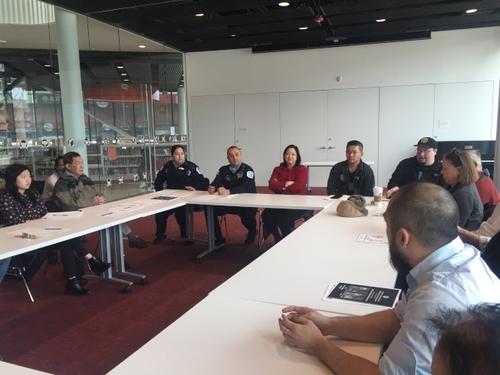 中国侨网警官艾斯卡兰特(左四)表示，第九分局正在华埠小区增派警力，该区近两月治安好转。（美国《世界日报》/董宇 摄)