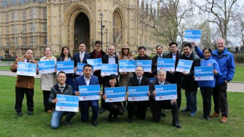 中国侨网保守党副主席Paul Scully、Helen Grant(二排左六、左七)与华裔议员候选人在国会前合影。(《欧洲时报》/黄绍英 摄)