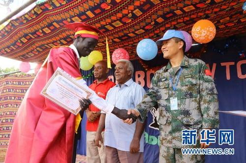 中国侨网4月6日，在南苏丹西部瓦乌市，维和工程兵大队队长孙士俭为学生代表颁发毕业证书。新华网发　张晓昆摄