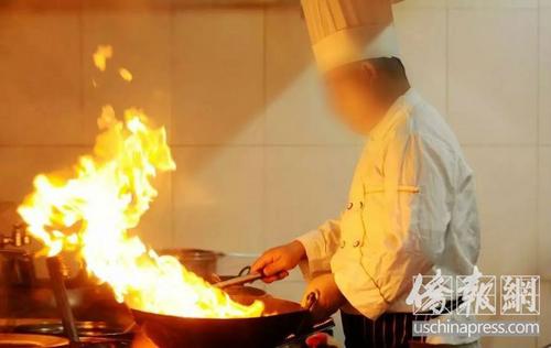 中国侨网陈师傅挥汗如雨地炒菜。(美国《侨报》/高睿 摄)