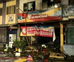 中国侨网遭受火灾的洗衣店。（马来西亚《光华日报》）