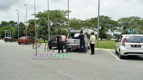 中国侨网滞留的工人在中国大使馆协助下前往宾馆住宿。(马来西亚《中国报》)