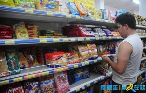 中国侨网顾客在阿根廷当地一家华人超市选购商品。（阿根廷华人在线微信公众号 资料图）