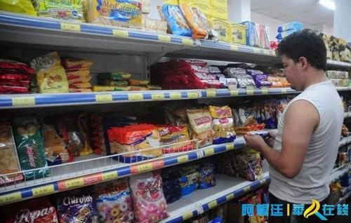 中国侨网顾客在阿根廷当地一家华人超市选购商品。(阿根廷华人在线微信公众号 资料图)