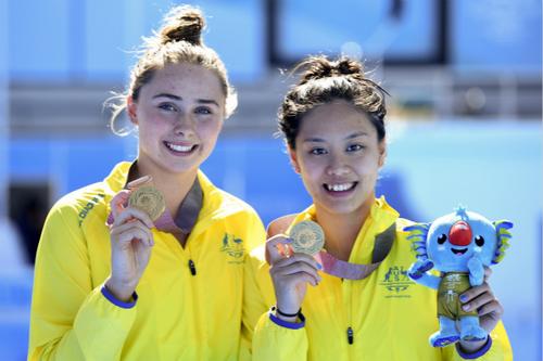 中国侨网覃帆（右）和拍档Georgia Sheehan（左）获得英联邦运动会女子双人三米弹板金牌。（澳大利亚《星岛日报》）