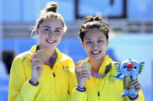 中国侨网覃帆(右)和拍档georgia sheehan(左)获得英联邦运动会女子
