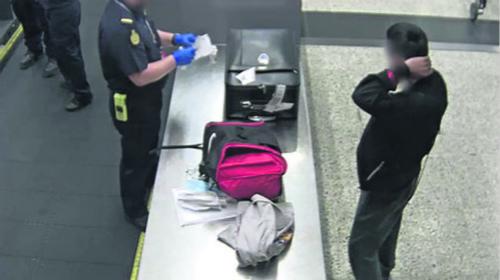 中国侨网涉案中国学生在墨尔本机场被边检官员检查行李和手机。（澳大利亚《星岛日报》）
