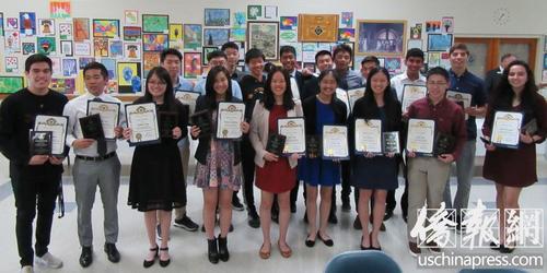 中国侨网亚凯迪亚高中拿到奖学金的学生们得到亚凯迪亚联合学区颁发的奖状。（美国侨报网 翁羽 摄）