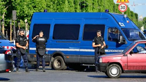 中国侨网图为法国警方封锁香榭丽舍大道路段。(中新社)