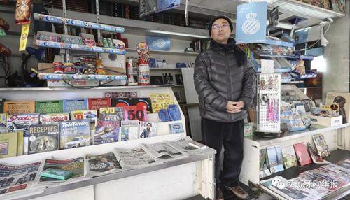 中国侨网巴塞罗那一位华人Zhongfa在当地开报亭。(西班牙《欧华报》)