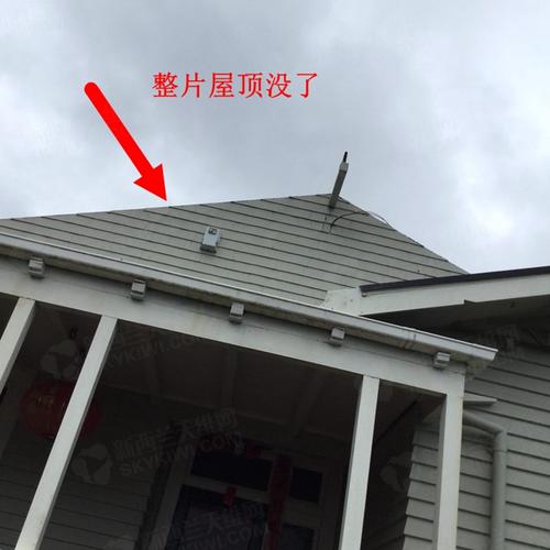 中国侨网天亮后可以明显从屋内看到天花板的空洞，以及裸露的屋顶框架。（新西兰天维网 现场图片由九九提供）
