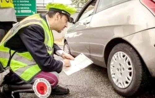 中国侨网意大利交通警察检查车辆轮胎。(意大利欧联网 资料图)
