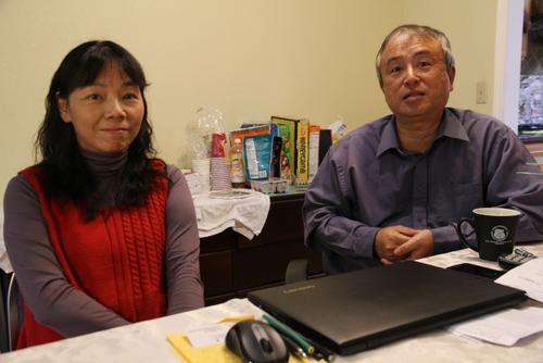 中国侨网曹重文（右起）与太太王钰琴三个小孩都是在家自学的学生。（美国《世界日报》/李荣 摄）