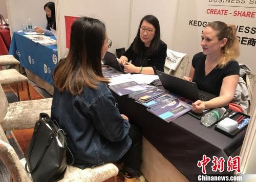 中国侨网中国学生正在咨询留学事宜。 唐小晴 摄