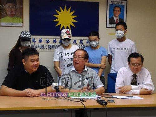 中国侨网事主李先生(后排右起)与太太,向张天赐(前排中)求助。(马来西亚《中国报》)