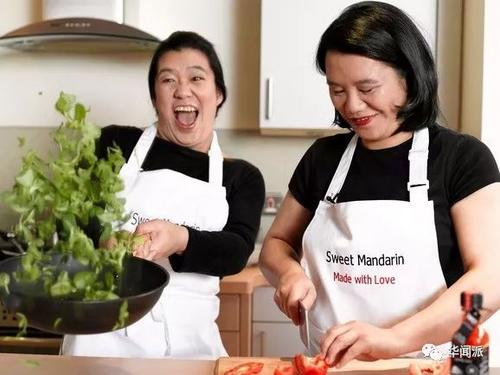 中国侨网Helen(左)和Lisa。(英国《华闻周刊》微信公众号 资料图)
