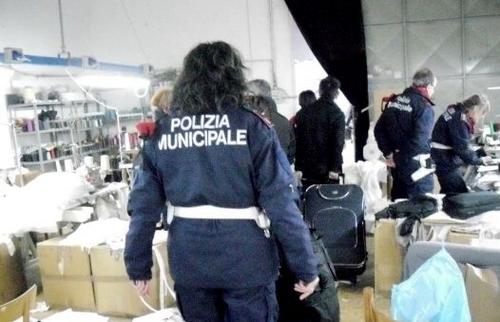 中国侨网意大利警察突击检查华人服装加工厂。(意大利欧联网 资料图)