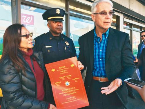 中国侨网地检长贾斯康(右)到肖化区派发新设计的防诈骗中文海报,加入宣传防罪者有湾景分局长福特(中)及社区领袖李女士(左)。(美国《世界日报》/李秀兰 摄)