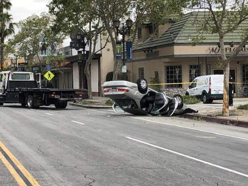 中国侨网亚凯迪亚19日中午在Huntington大道往Santa Anita道右转弯处发生车祸。（美国《世界日报》）