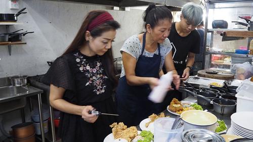 中国侨网陈家姐妹延续妈妈的厨艺，携手打造一个“家”，连调制西餐也加入妈妈的味道。（马来西亚《星洲日报》）