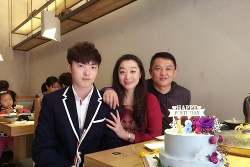 中国侨网图为胡龙翔与父母庆祝18岁生日时的照片。（澳洲网援引澳广网）