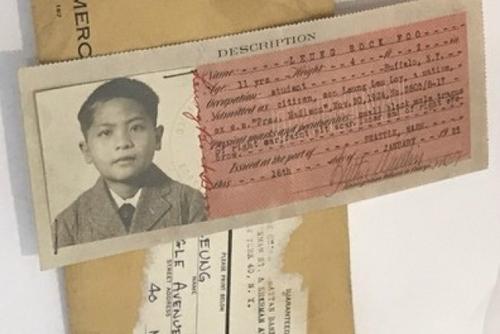 中国侨网梁晋展示父亲的出生证。(美国《世界日报》 牟兰 摄)