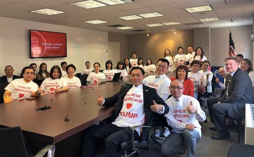中国侨网2018年4月,华裔特朗普支持组织(Chinese American For Trump,CAFT)的成员,一行30人受邀至白宫,与共和党官员会谈交流,谈及华裔群体颇为关心的一些议题。(美国《侨报》/图片由采访对象提供)