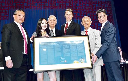 中国侨网罗品信(右3)与雷健华(左1)将有中英文版的道歉文本交给华社三名代表:吴英超(左3)、姚崇英(右1)和蔡珍仪(左2)。右2是马斯琴部族长者霍华德格兰特。(加拿大《星岛日报》/冯瑞熊 摄)