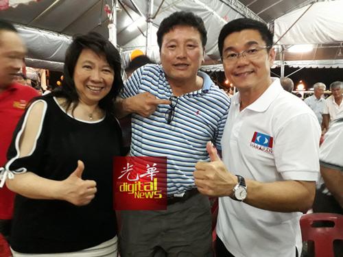 中国侨网郑国霖（右）与从美国回马投票的林德里夫妇。（马来西亚《光华日报》）
