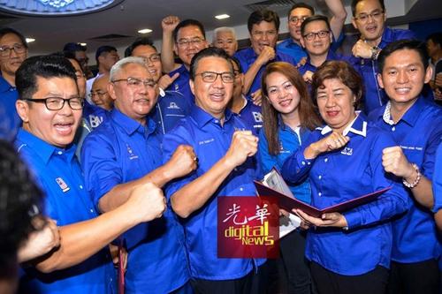 中国侨网诺奥玛（前排左2起）与马华总会长廖中莱在宣布国阵雪州候选人后，与马华候选人一起合照。（马来西亚《光华日报》）