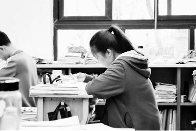 中国侨网江沛雨在教室学习。