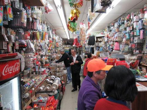 中国侨网营业近20年的华埠25分商店,日前宣布将在本月底结束营业,有不少华人前往淘宝。(《世界日报》记者颜嘉莹/摄影)