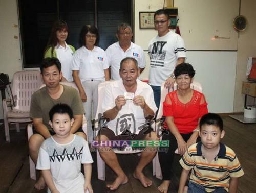 中国侨网郑亚义（坐者中）在大马出生，如今已有儿孙，但仍未获公民权，无法投票。（马来西亚《中国报》）