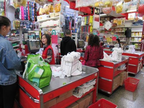 中国侨网虽然目前纽约市仍未禁用或限用塑料袋，但已有不少华人到超市购物会自备购物袋。(美国《世界日报》/颜嘉莹 摄)