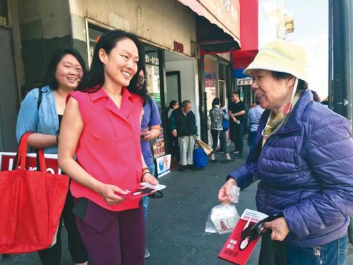 中国侨网旧金山市长候选人、市议员金贞妍走在士德顿街路上,向选民送上她的竞选政纲。(美国《世界日报》/李秀兰 摄)