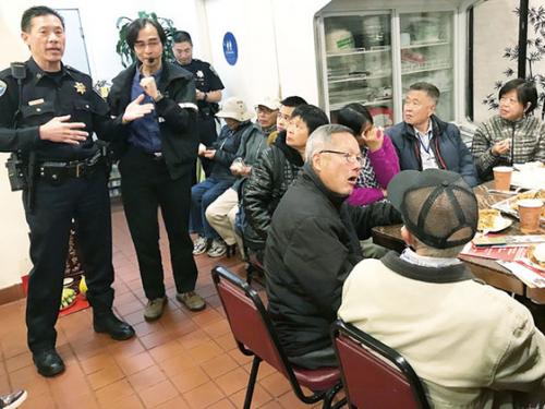 中国侨网日落分局长易文耀（左一）举行点心治安会议，许多华裔参加者早早到场。 (美国《世界日报》／李秀兰 摄)