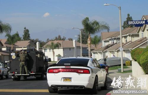中国侨网当地时间4月24日，洛杉矶哈岗亚裔聚居小区一持枪居民与警察对峙。(美国《侨报》/翁羽 摄)