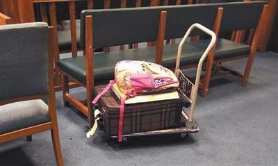 中国侨网程蓉被委托携带至马来西亚的行李箱。