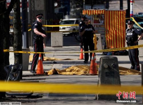 中国侨网当地时间4月23日，加拿大多伦多发生汽车撞人事件。