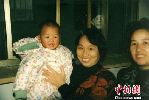 中国侨网Polly幼时在孤儿院。Polly Clegg提供