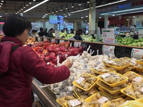 中国侨网华人超市的大蒜价格，春节后一路下跌。(记者林群/摄)