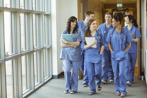 中国侨网英国的移民规定阻碍了英国全民医疗保健系统(NHS)招募医生的能力。(图片来源:《今日华文》)