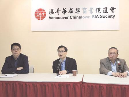 中国侨网华埠商业促进会及华埠商会合办记者会,宣布停办华埠夜市以示抗议。(左起)伍沛雄、霍启恩及陈耀辉。(加拿大《明报》/张伶铢 摄)