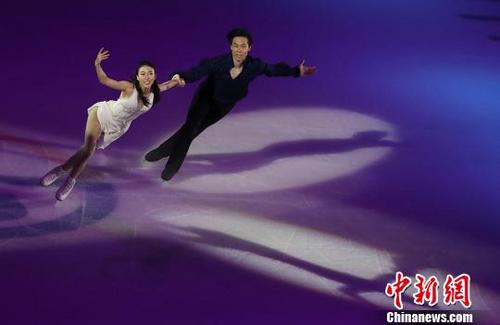 中国侨网庞清和佟健联袂上演冰上梦幻秀。　泱波　摄