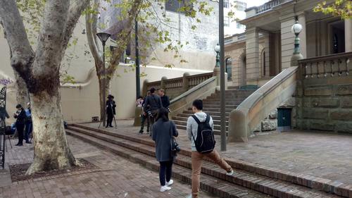 中国侨网庭外守候的媒体记者。(澳洲新快网)