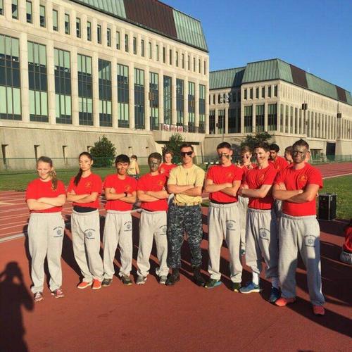 中国侨网华裔学生黄嘉晨(左3)参加海军学院夏令营。(美国《侨报》/受访者供图)