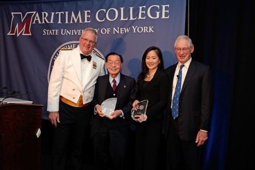 中国侨网赵锡成(左二)、赵安吉(左三)获得纽约州大海事学院表扬，左一为院长阿弗提斯。(美国《世界日报》/朱泽人 摄)