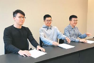 中国侨网李博源(右一)认为,学习法律法规对学子来说极其重要,法律知识应铭记于心。图为李博源与同学参加安全知识竞赛。(照片由受访者提供)
