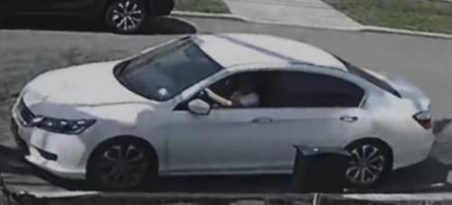 中国侨网三名嫌犯抢走华人男子球鞋,图为三人作案时使用的白色轿车。(美国《世界日报》/警方供图)