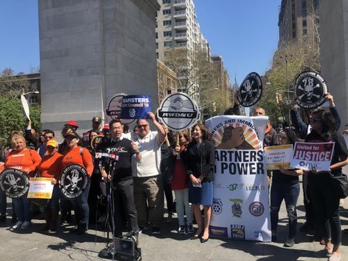 中国侨网纽约移民联盟联同多个工会举行劳动节大游行,呼吁保护移民劳工。发言者为崔庆汉。(美国《世界日报》/陈小宁 摄)
